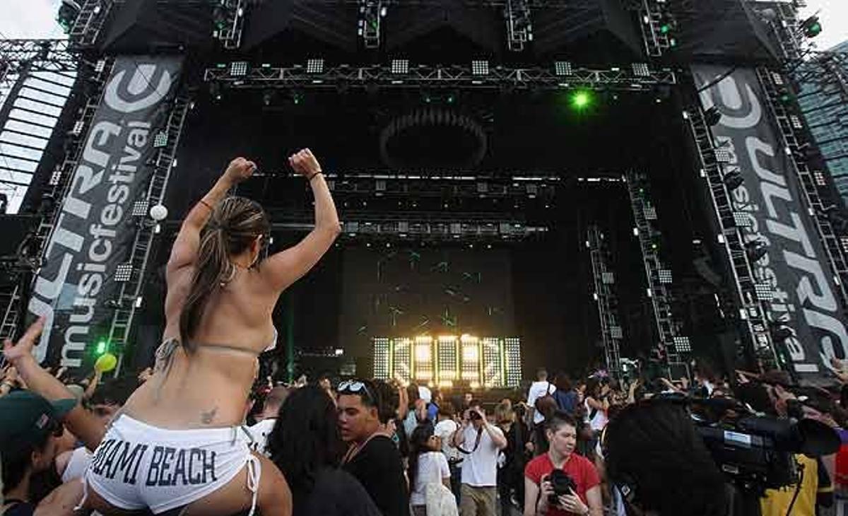 Una fan alça els braços davant de l’escenari del Festival Musical Ultra de Miami, Florida (Estats Units).