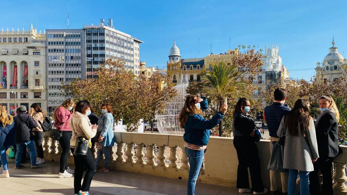 El balcón del Ayuntamiento de València tuvo en 2019 un total de 174.111 visitantes. | LEVANTE-EMV