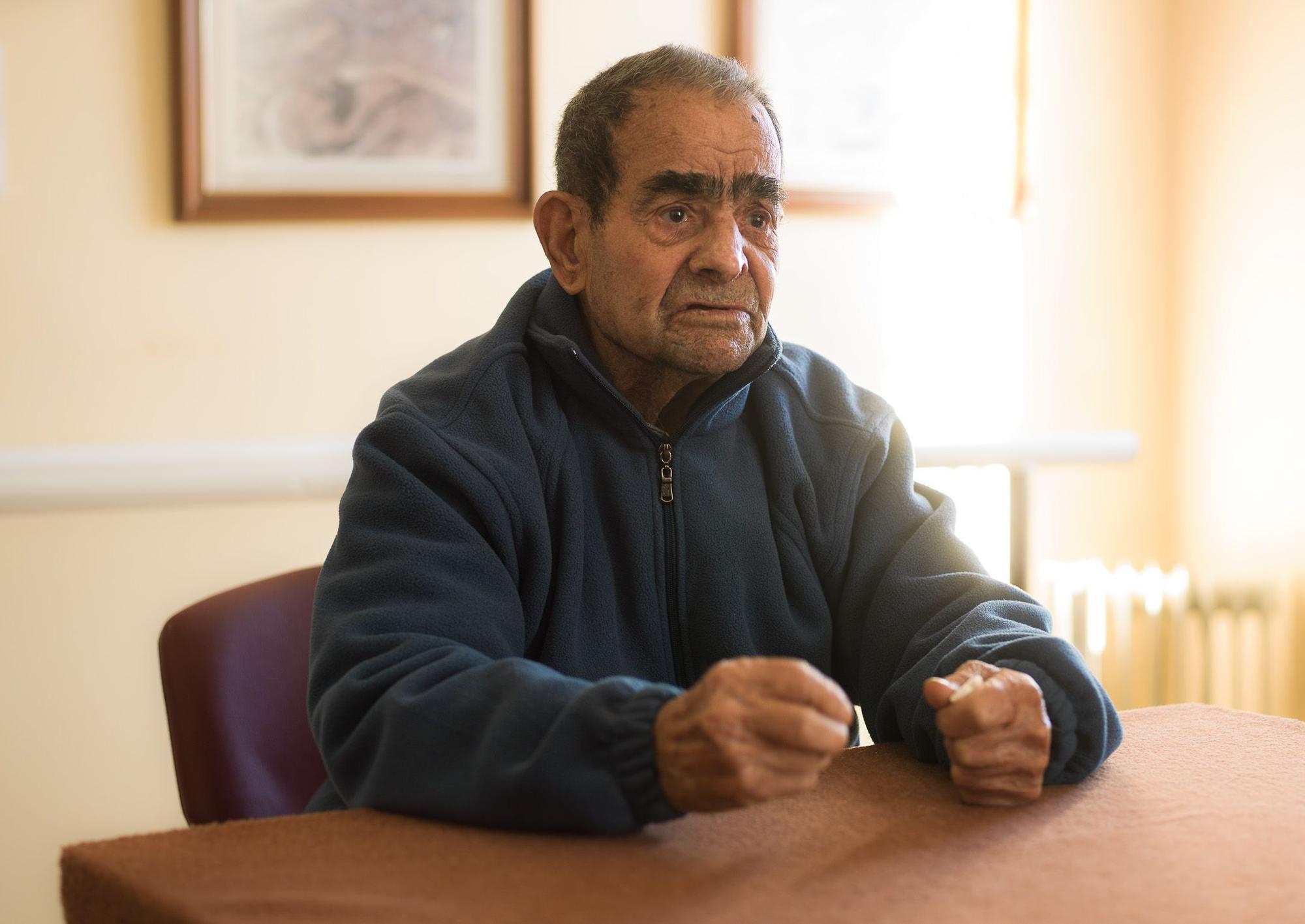 Jesús Becerra, de 90 años, aprieta los puños cuando recuerda los momentos duros que vivió.