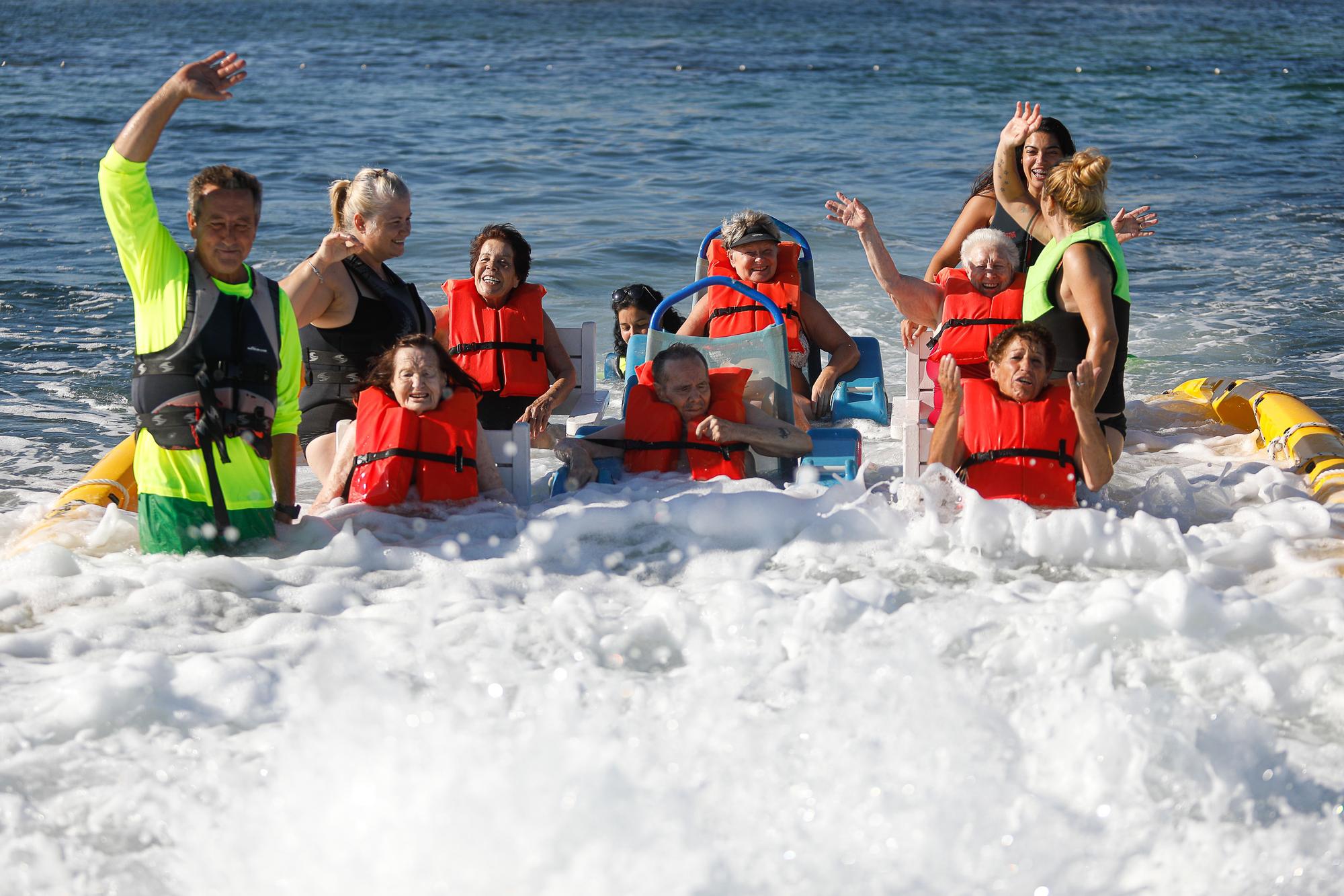 Los mayores de Ibiza disfrutan con los pies en el agua