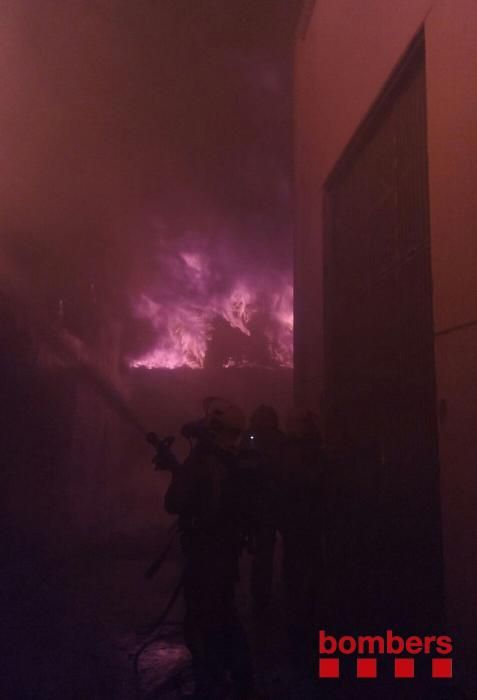 Incendi en una empresa de reciclatge a Sant Feliu de Buixalleu