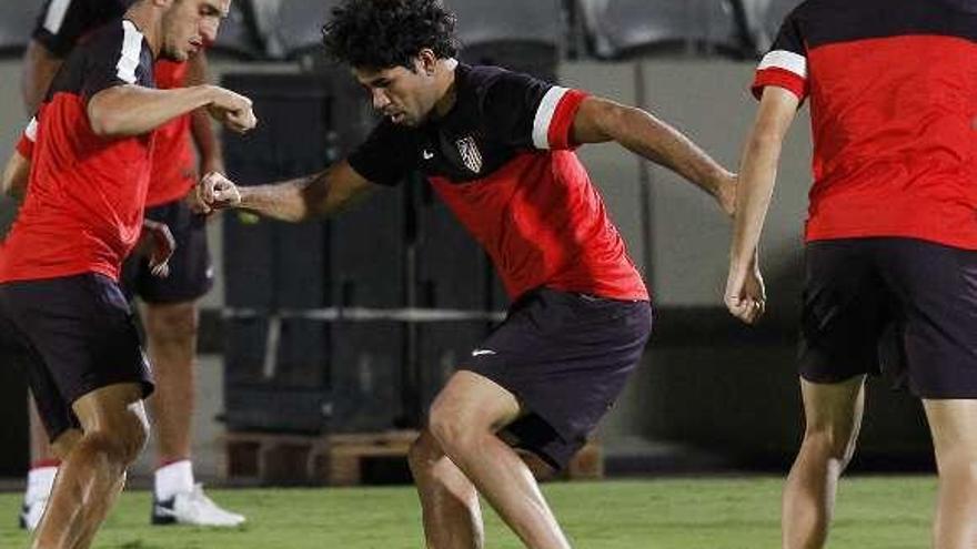 Costa, en el centro, en el entrenamiento de ayer del Atlético. / nir elias