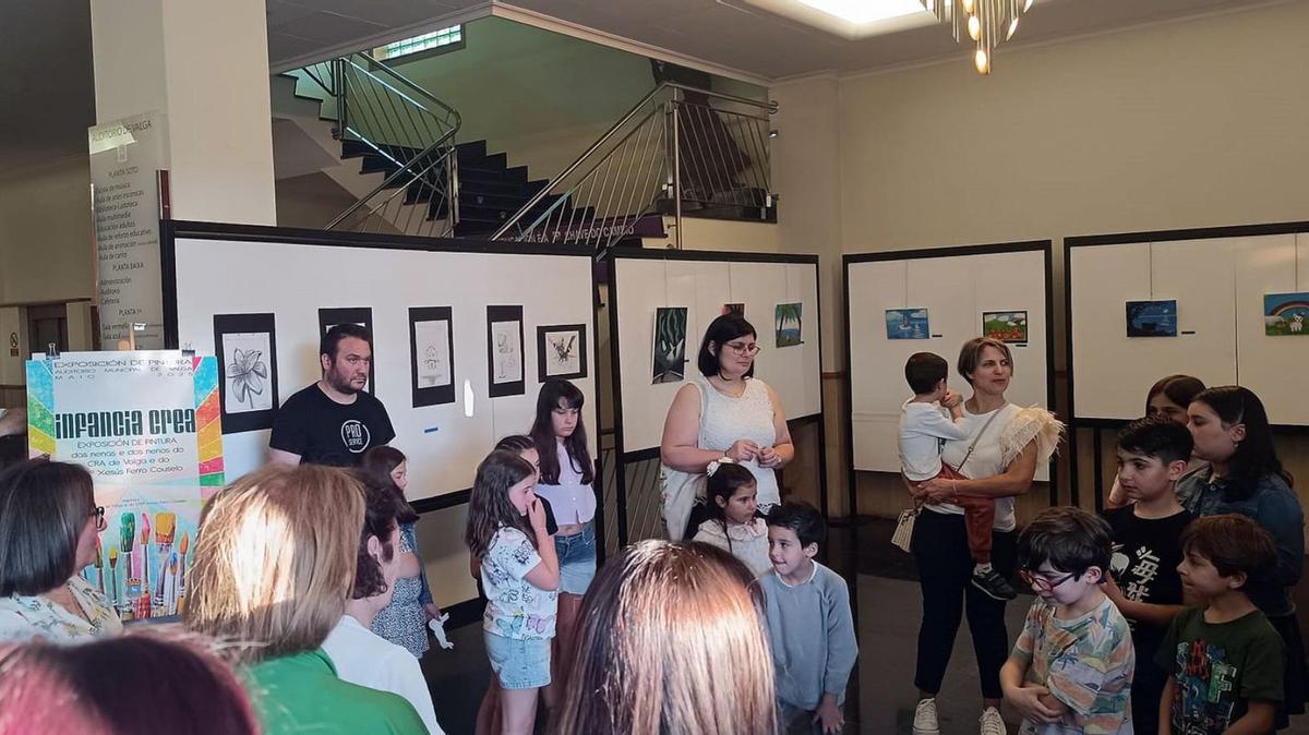 Un momento de la inauguración de la muestra de dibujo escolar |  FDV