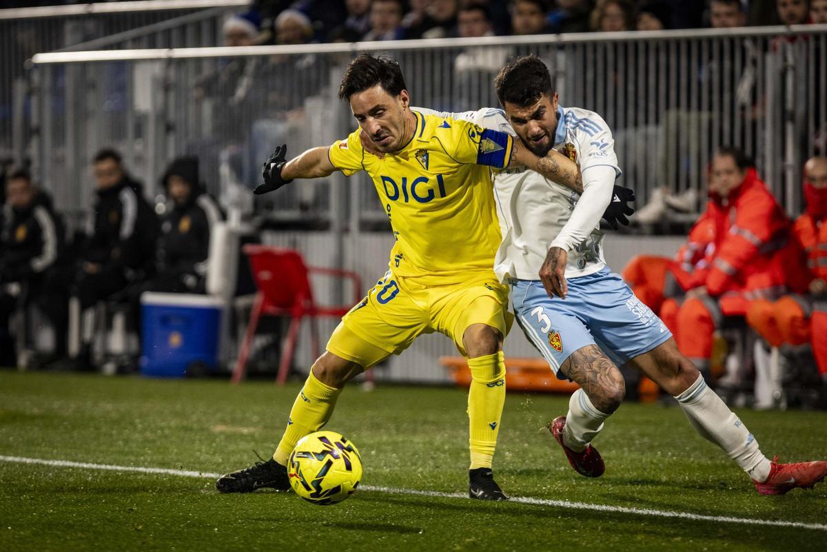 Iza, uno de los capitanes del Cádiz, pugna con Tasende durante el partido de la primera vuelta disputado en Zaragoza.