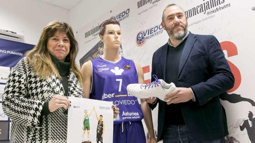 Myriam Hernández y Héctor Galán, con un maniquí vestido con la equipación que lucirá el Oviedo Baloncesto el sábado en Pumarín.