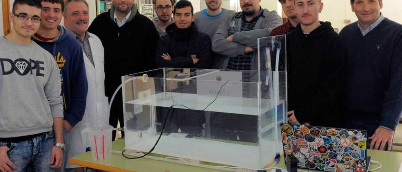 Alumnos y profesores de Electrónica de Cerdeño, con su dispositivo de control de tanques de agua.