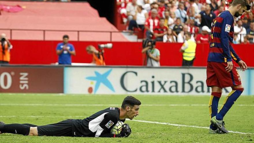 El Sevilla castiga la falta de punteria  d&#039;un Barça despistat