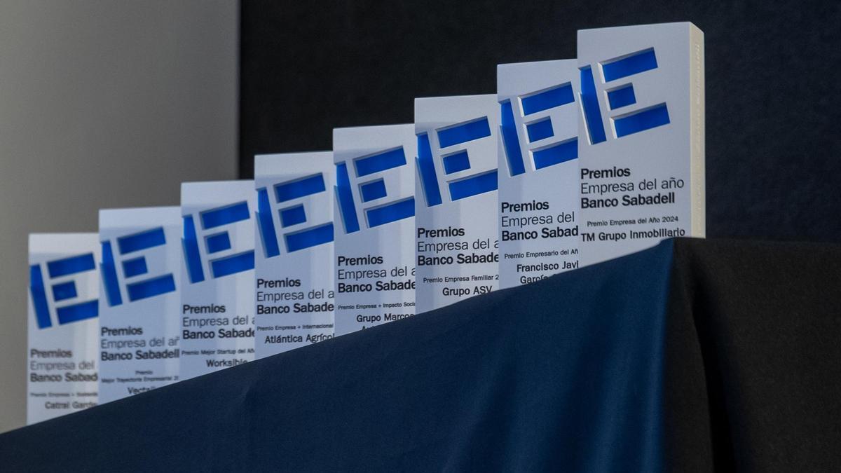 Estatuillas de los Premios Empresa del Año Banco Sabadell con los galardonados en la edición de 2024.