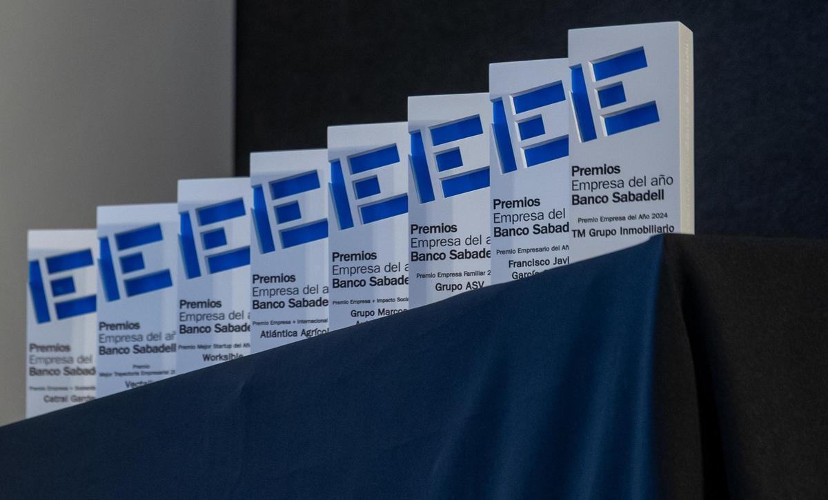 Estatuillas de los Premios Empresa del Año Banco Sabadell con los galardonados en la edición de 2024.