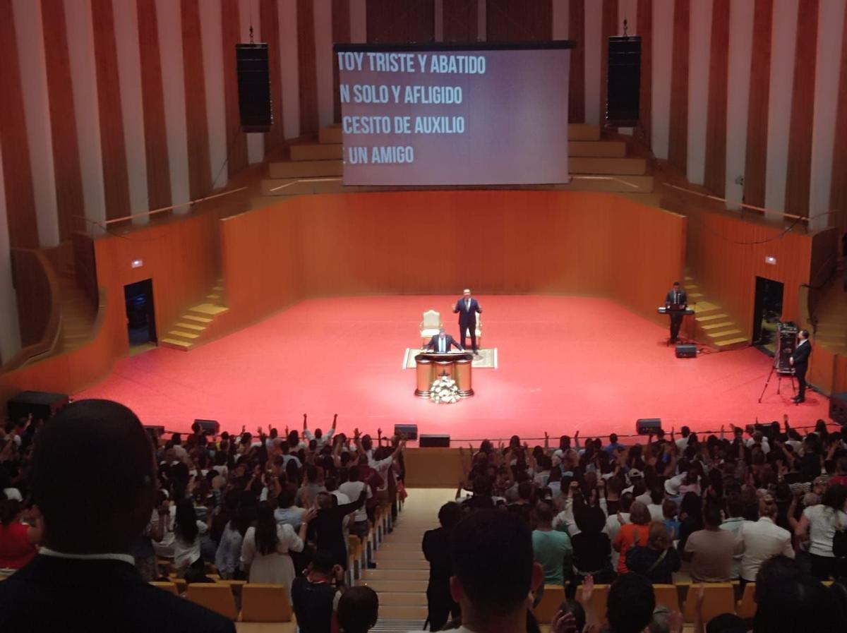 Los creyentes llevan los brazos al cielo durante un rezo cantado