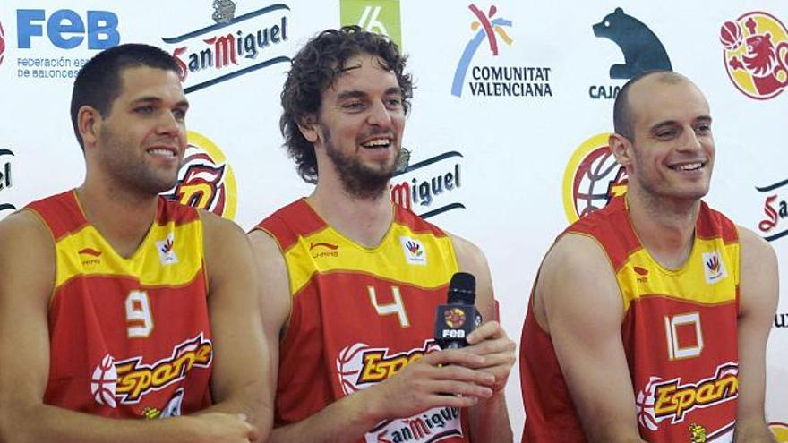 Los jugadores Felipe Reyes, Pau Gasol y Carlos Jiménez, durante la presentación de la selección española masculina de baloncesto que acudirá a los Juegos Olímpicos de Pekín, en un acto que ha tenido lugar en el Telefónica Arena de Madrid.