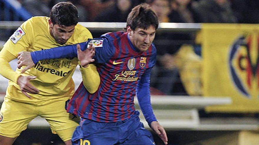 Messi conduce el balón en una acción del partido.