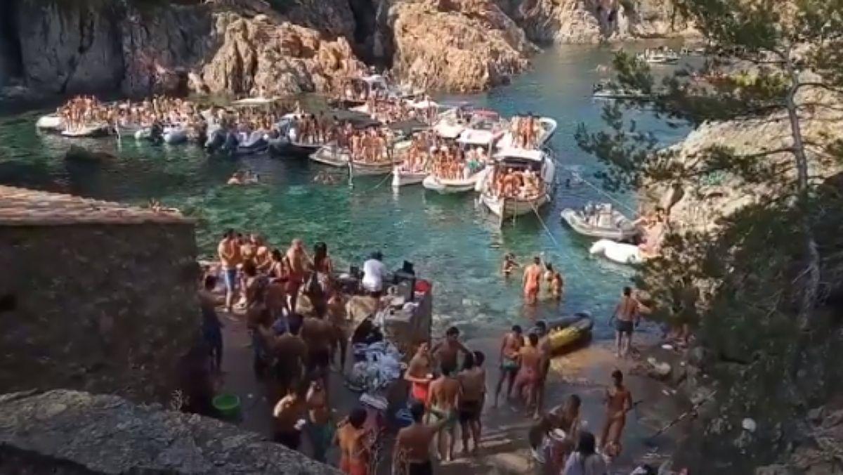 ’Macrobotellón marino’ en la zona de Cap Roig, el pasado sábado, 10 de agosto.