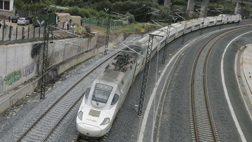 El tren Alvia accidentado, en la curva de Angrois. // Xoán Álvarez