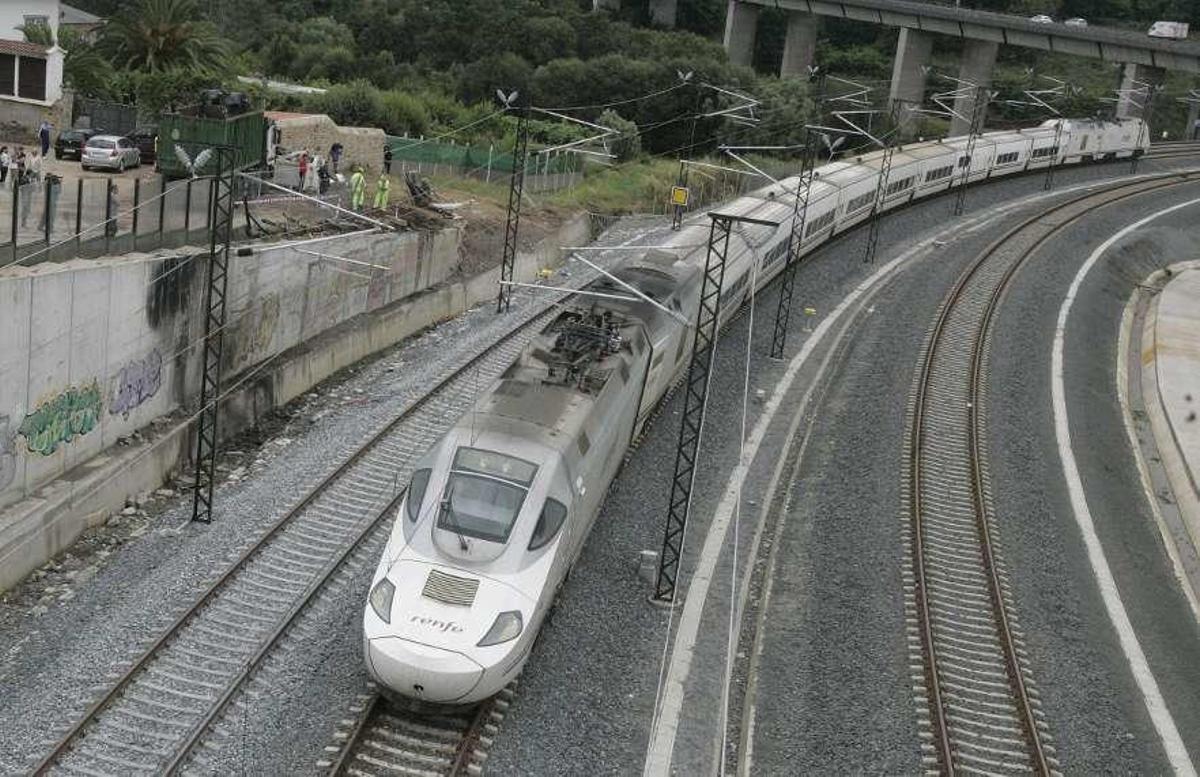 El tren Alvia accidentado, en la curva de Angrois. // Xoán Álvarez