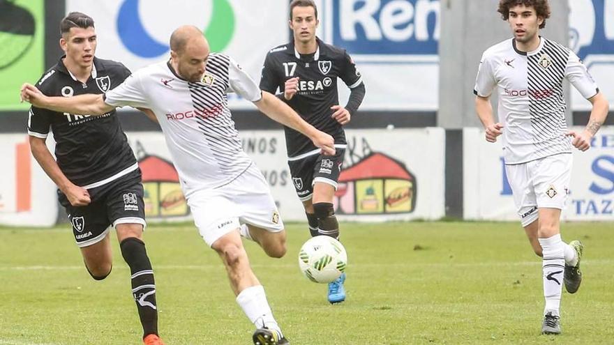 El caudalista Richard despeja ante David Grande en el partido de la pasada jornada en Les Caleyes.