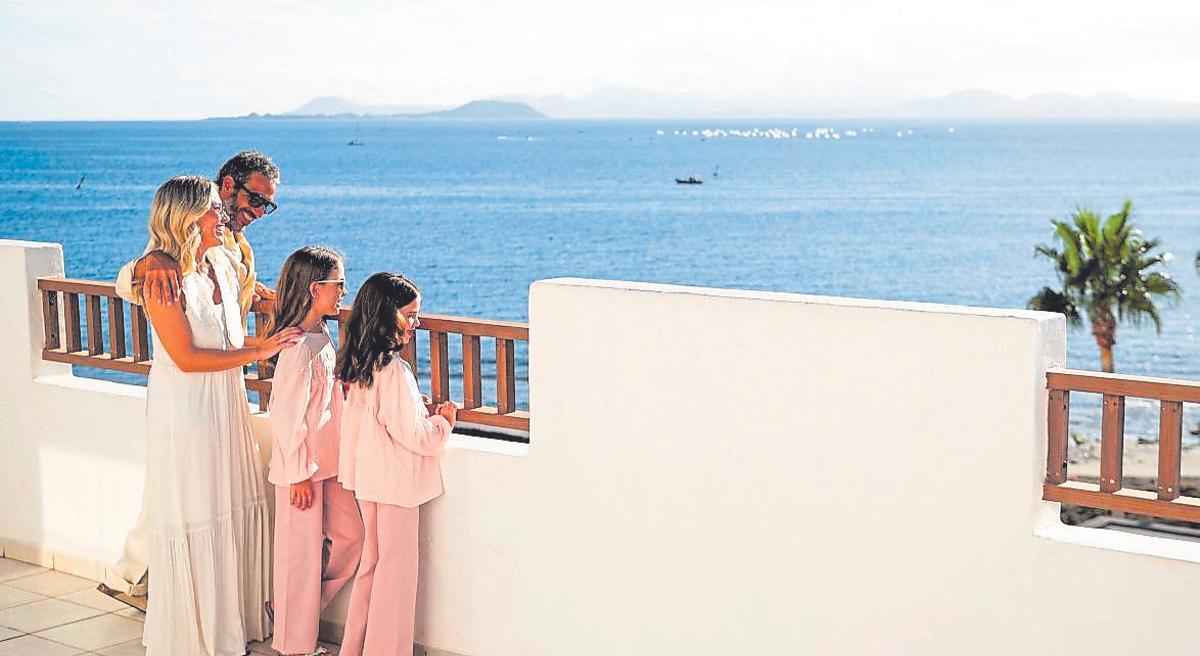 Una familia disfruta de su estancia en el hotel.