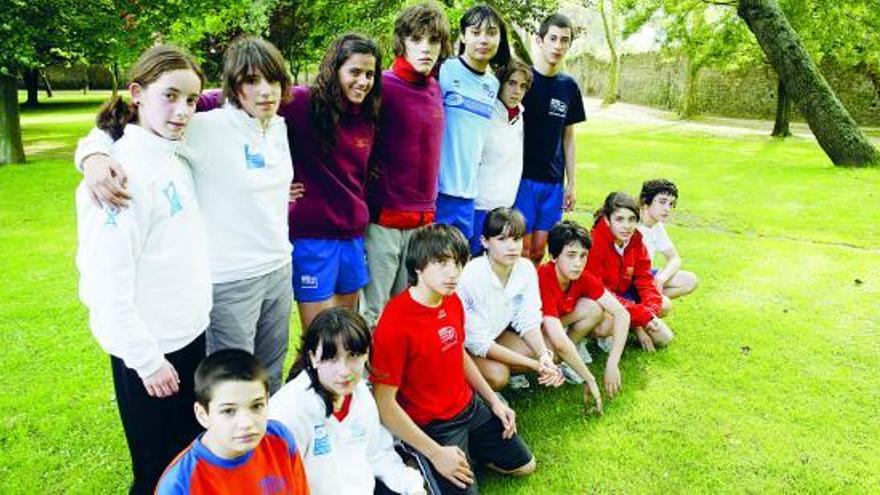 Los quince judokas del Avilés que participarán en el Nacional sub-15 y sub-17, ayer, en el parque de Ferrera.