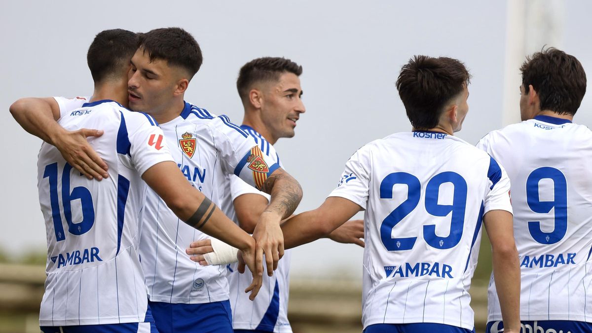 Marcos Luna celebra su gol anotado junto a Lluís López, Toni Moya, Pau Sans e Iván Azón, durante el amistoso frente al Tarazona de la pasada pretemporada