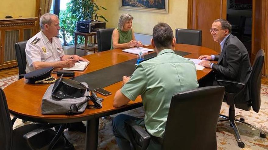 El subdelegado del Gobierno en la runión de coordinación con Policía Nacional y Guardia Civil.