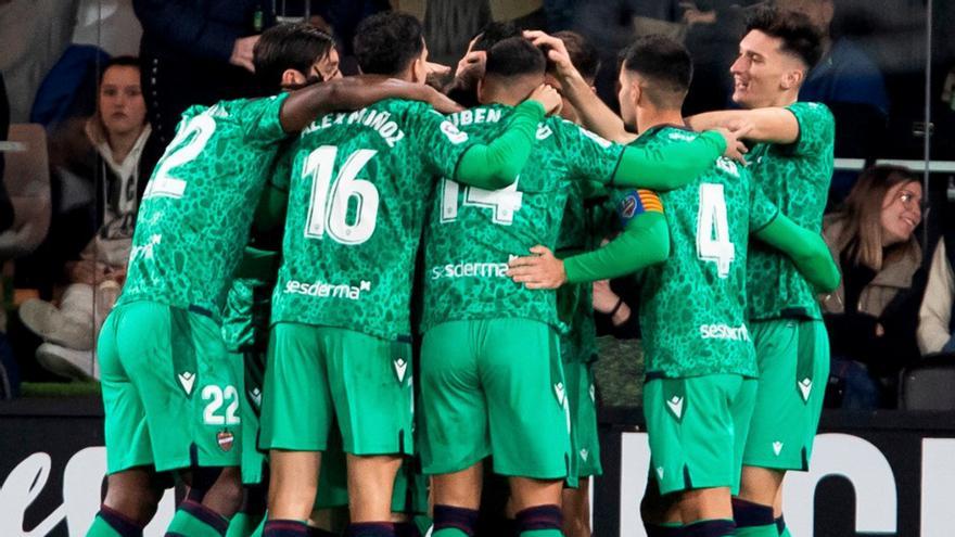 Resumen, goles y highlights del Cartagena 1 - 2 Levante de la jornada 26 de LaLiga Smartbank