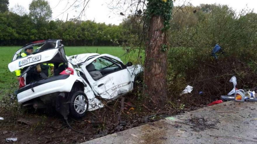 El coche en el que viajaba el fallecido y tres amigos se salió de la vía y chocó contra un árbol. // El Progreso