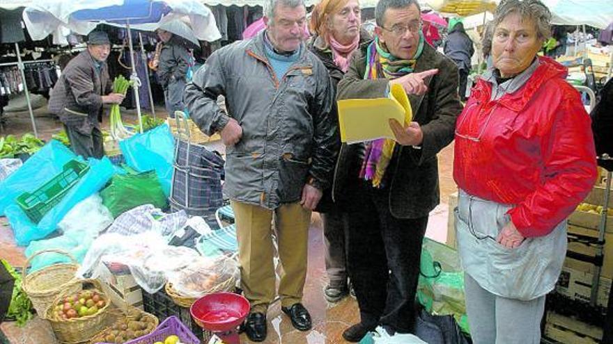 Arsenio Díaz, Natividad Fernández, Roberto Sánchez Ramos y Eloína Fernández, ayer, en el mercado del Fontán.