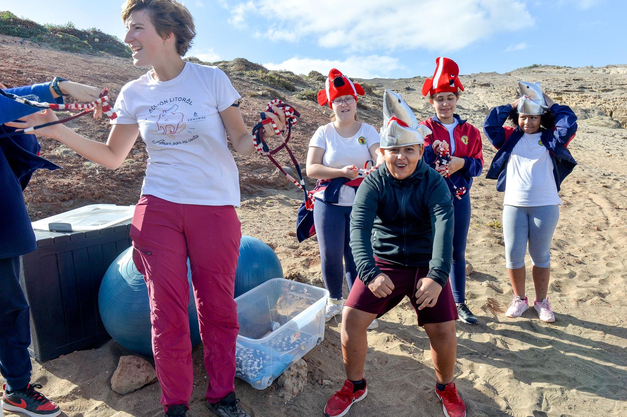 Los alumnos del Saulo Torón limpian la playa de Aguadulce