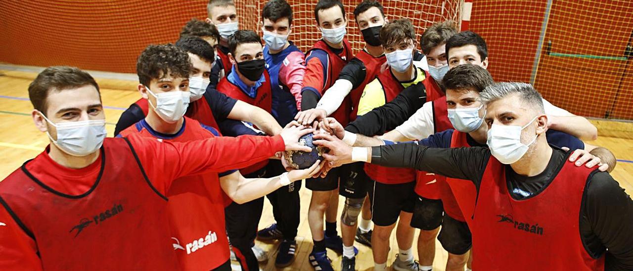 La plantilla de la temporada pasada del Grupo de balonmano: por la izquierda, Roberto Pérez, Mario Gutiérrez, Jorge Cuyás, Marcos Méndez, Dani Vallado, Víctor Garrido, Joaquín Colomo, Pablo González del Rey, Ángel Paraja, Raúl Álvarez, Jesús Canal, José Lastra, Mario Colomo y Alexis Fernández. | Ángel González