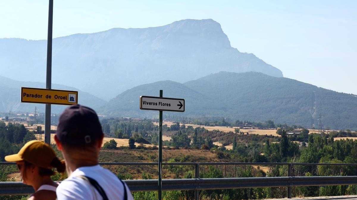 INCENDIO EN ARAGÓN | La Peña Oroel, símbolo de Jaca «al que se le rinde pleitesía», sigue amenazada por el fuego: «La defenderemos con los dientes»