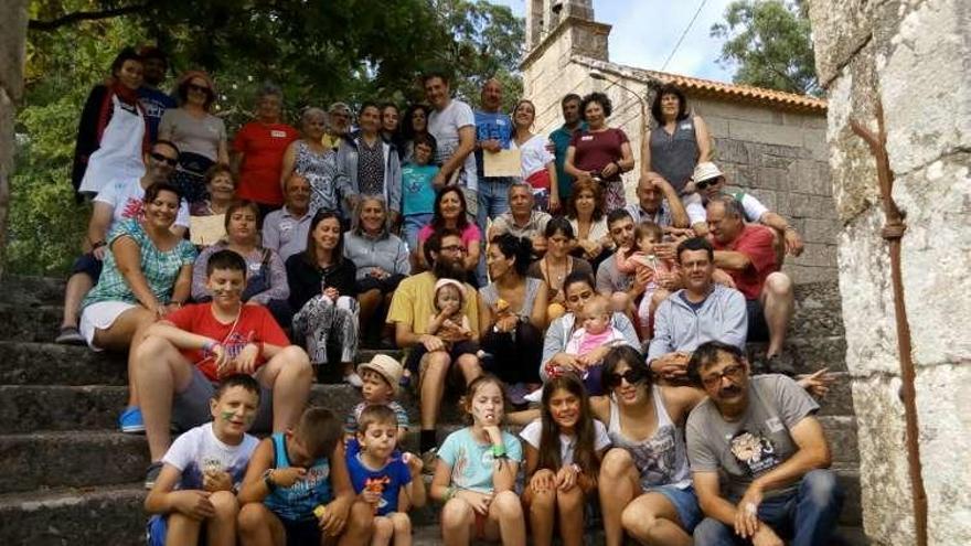 Una foto de familia de los asistentes a la reunión de este año, en la escalinata de acceso a San Amaro, en Aldán. // F.M