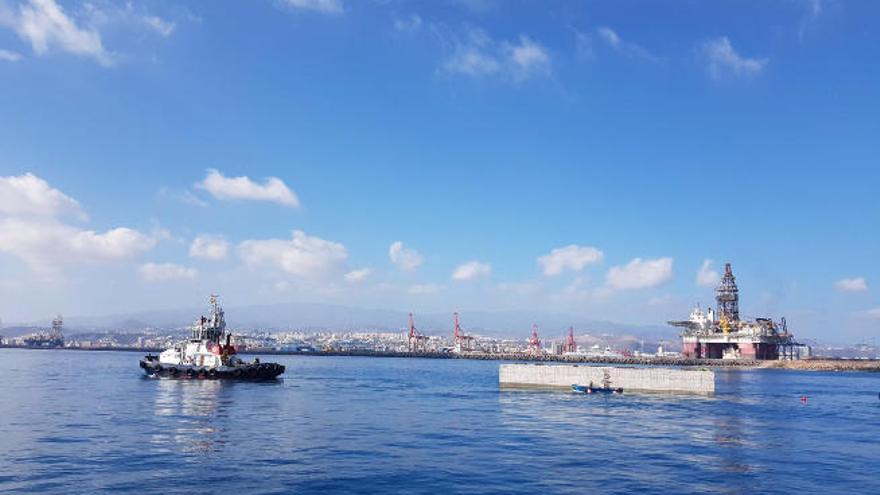 El cajón flotando, ayer en el Puerto de Las Palmas.