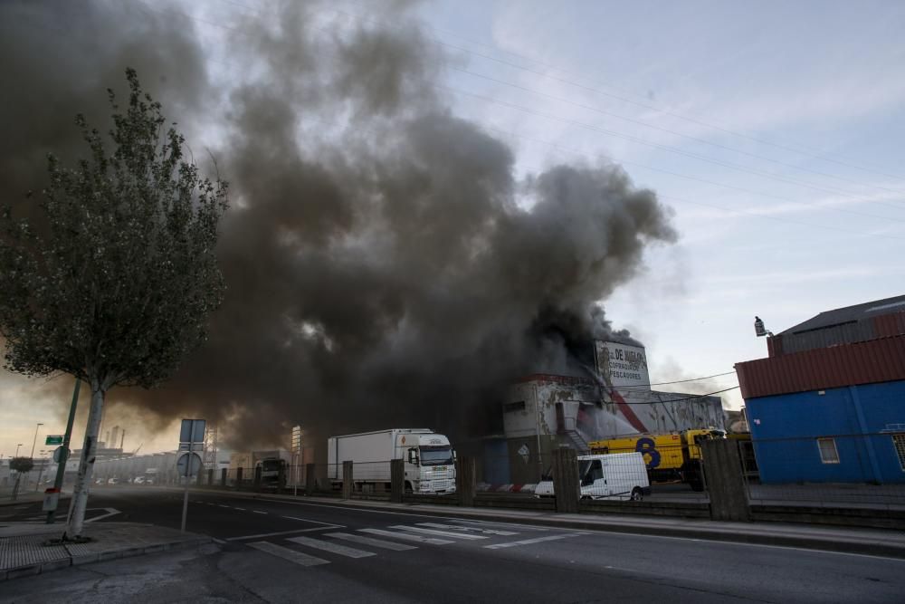 Un incendio en la antigua fábrica de hielo enciende las alarmas en la ciudad