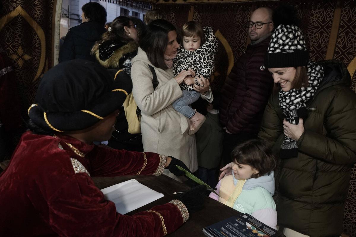 Totes les fotos dels infants de Manresa donant la carta al Príncep Assuan