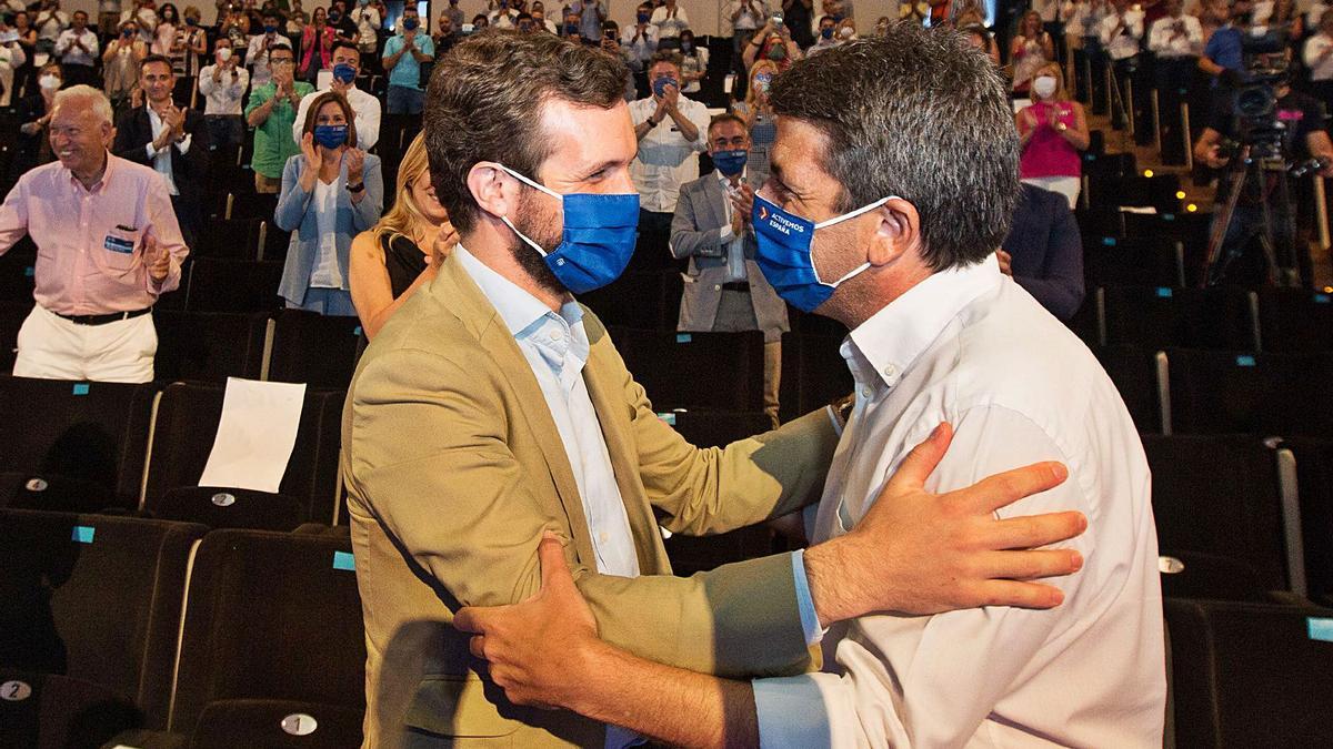 Pablo Casado y Carlos Mazón en el Congreso Provincial del PP celebrado en julio en Alicante.