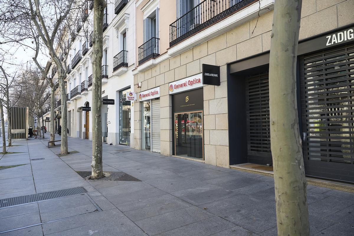 Calle llena de tiendas