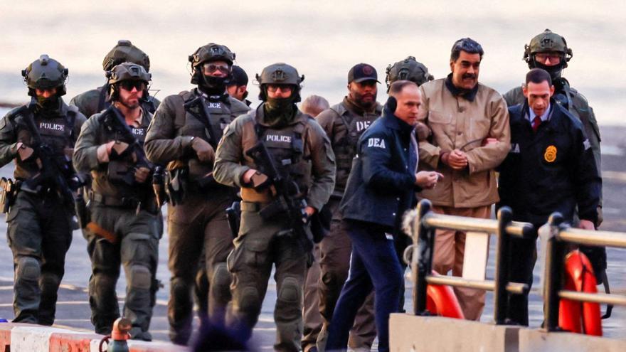 Nicolás Maduro arriba a un heliport de Manhattan, a Nova York, durant el trasllat al tribunal per a la seva primera vista. | EDUARDO MUNOZ / REUTERS