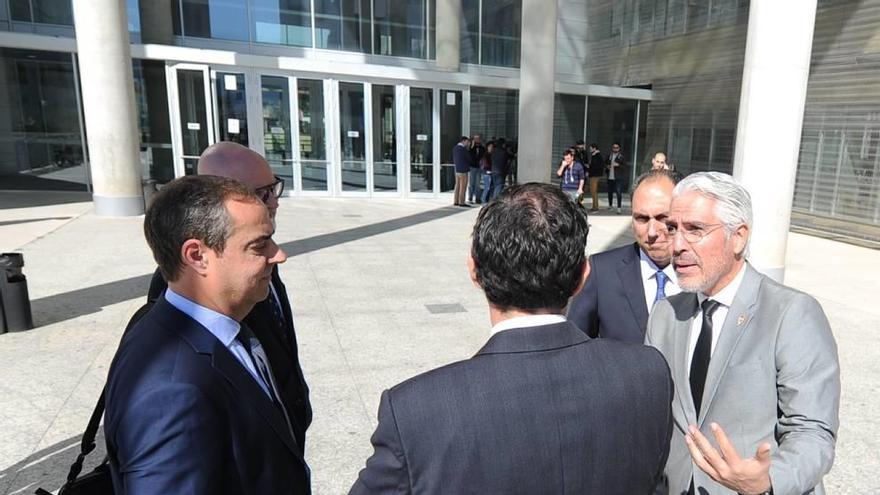 García de la Vega junto a varios directivos del Real Murcia en el Palacio de Justicia.