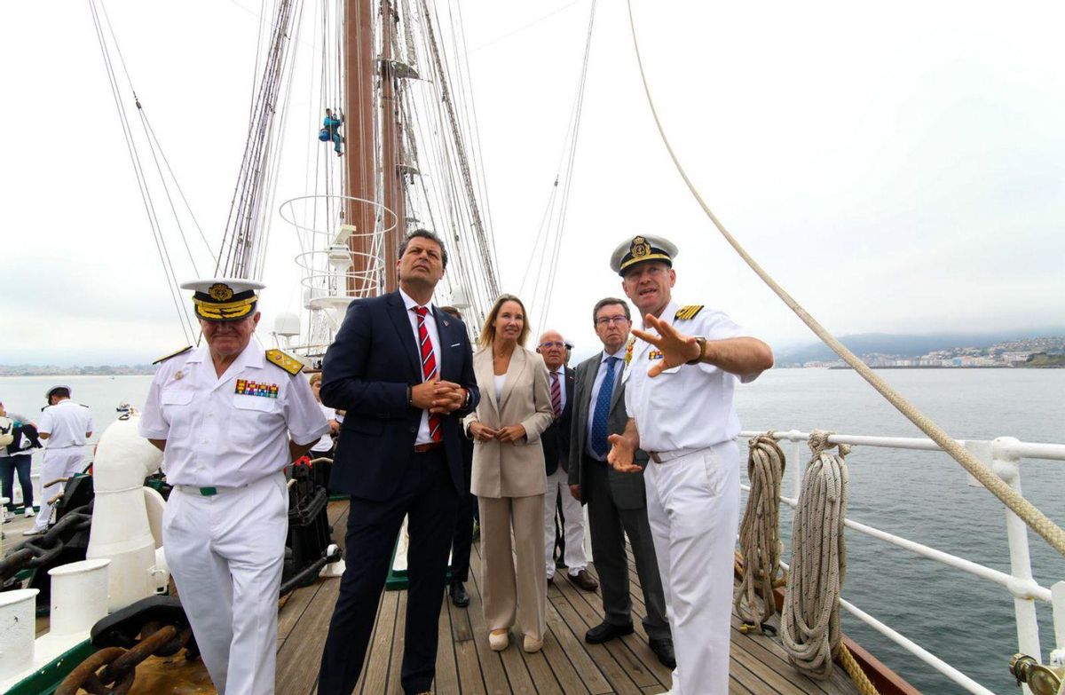 Arriba, el comandante García Ruiz enseña el buque al alcalde, Carlos Gómez, la delegada de la Xunta en Vigo, Marta Fernández, y el diputado Carlos Font. Abajo, el “Juan Sebastián de Elcano” en Baiona. | // A. GUTIÉRREZ/ R. GROBAS