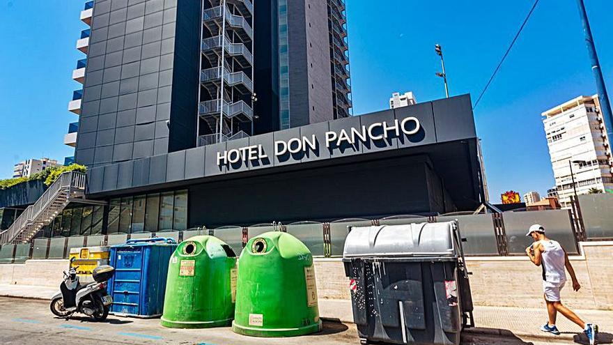 Contenedores para la recogida selectiva junto a un hotel.