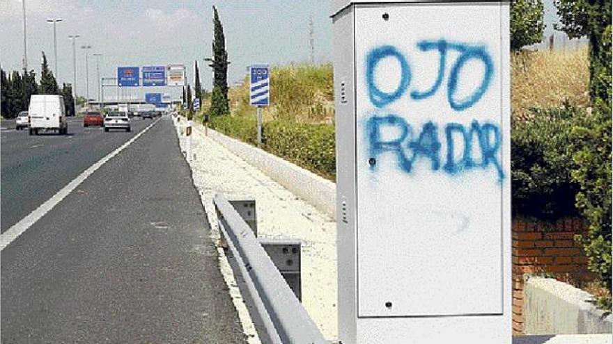 Un radar de la CV-35 presenta un grafiti en el que se indica de su presencia.