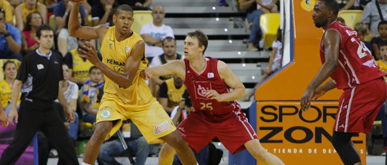 Walter Tavares guarda el balón ante Henk Norel.