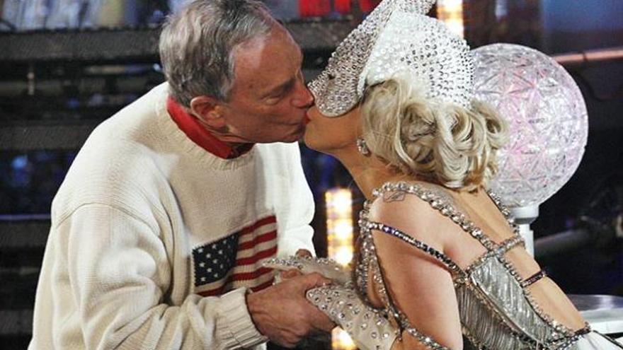 Lady Gaga besa a Michael Bloomberg.