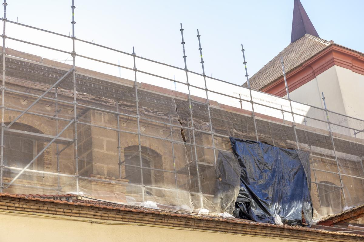Aspecto de la zona en la que ha desprendido el cañizo desde la calle Hermanos Bazán