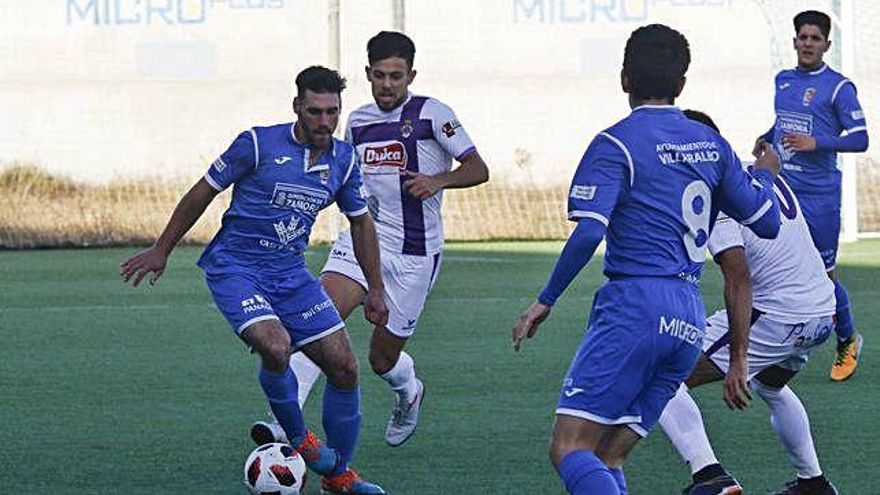 Álvaro de la Iglesia conduce un balón.