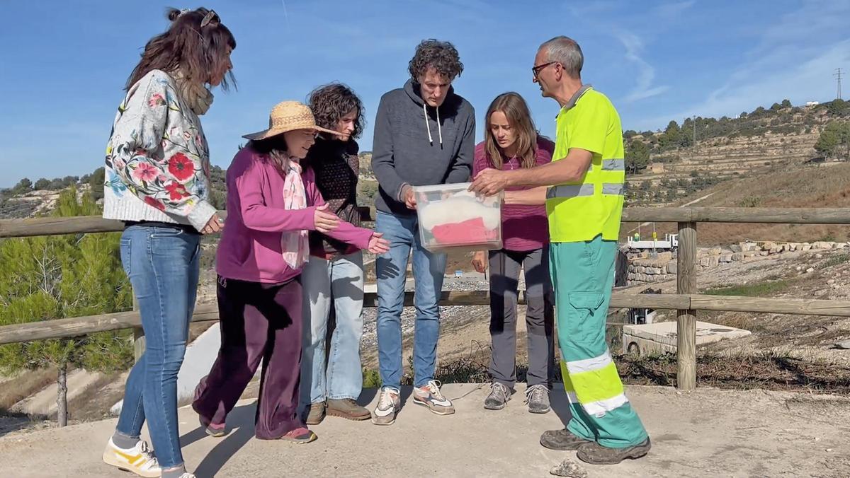 L’equip d’educació ambiental preparant material dels Projectes Compartits per fer-lo arribar a les escoles