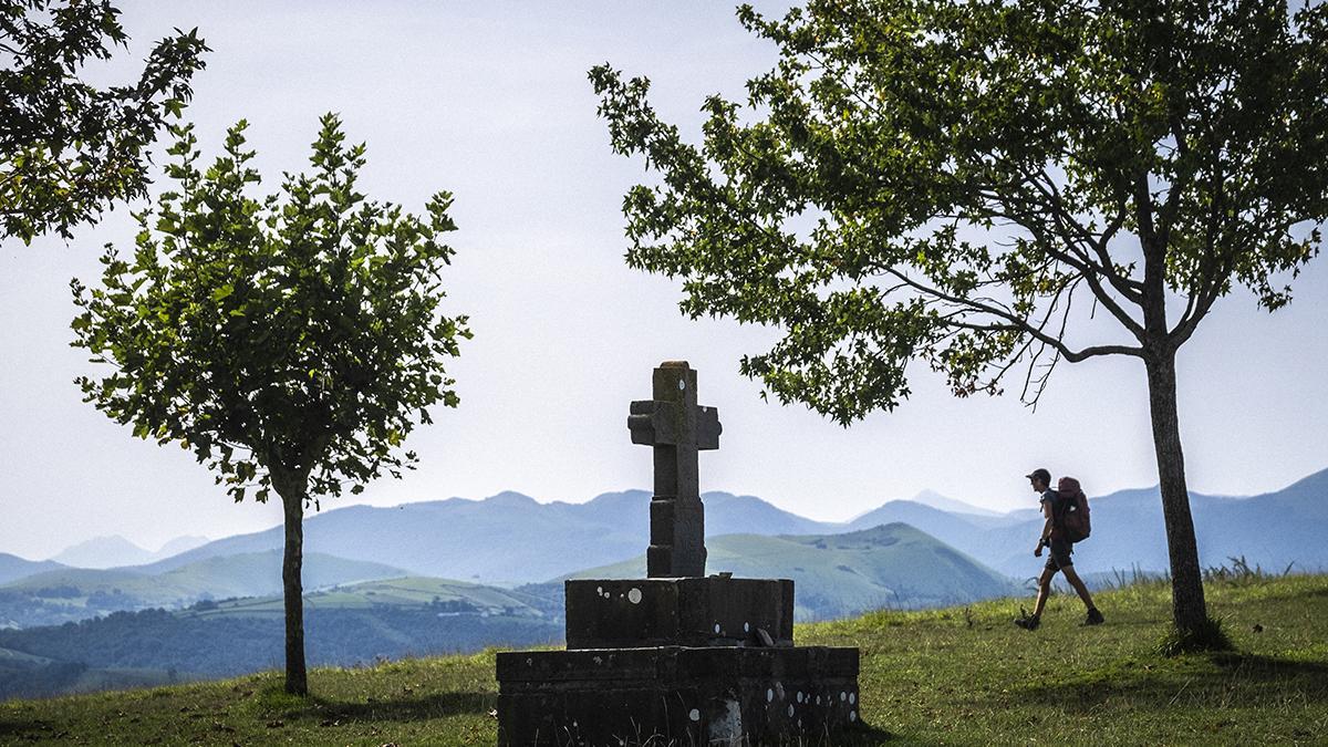 Los caminos del interior del País Vasco francés atraviesan colinas, pequeños pueblos y paisajes ligados históricamente al Camino de Santiago.