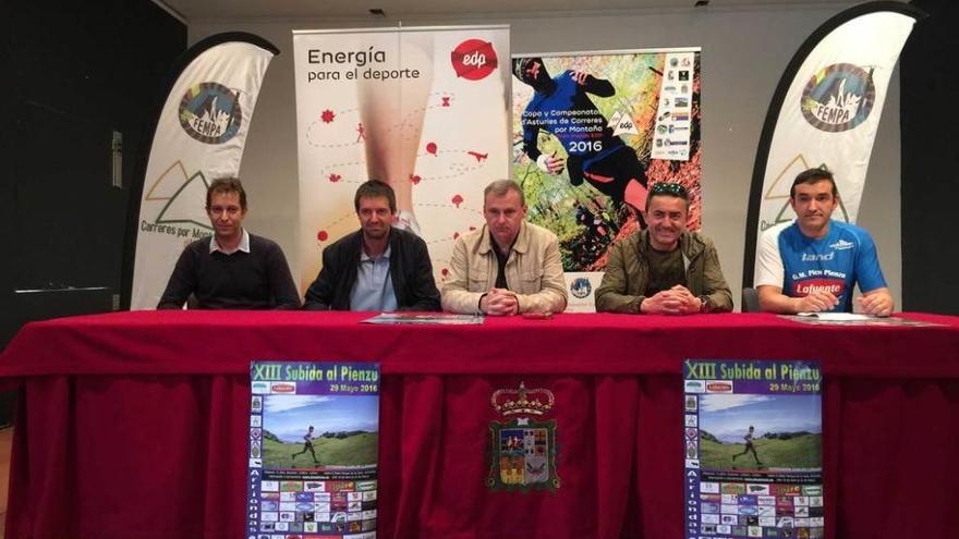 Alberto González (Picu Pienzu), Juan Antonio Pérez (concejal de Deportes de Parres), Emilio Longo (alcalde de Parres), Javier Fernández (vocal de carreras de la FEMPA) y Jorge Suco (Picu Pienzu), ayer, en Arriondas.