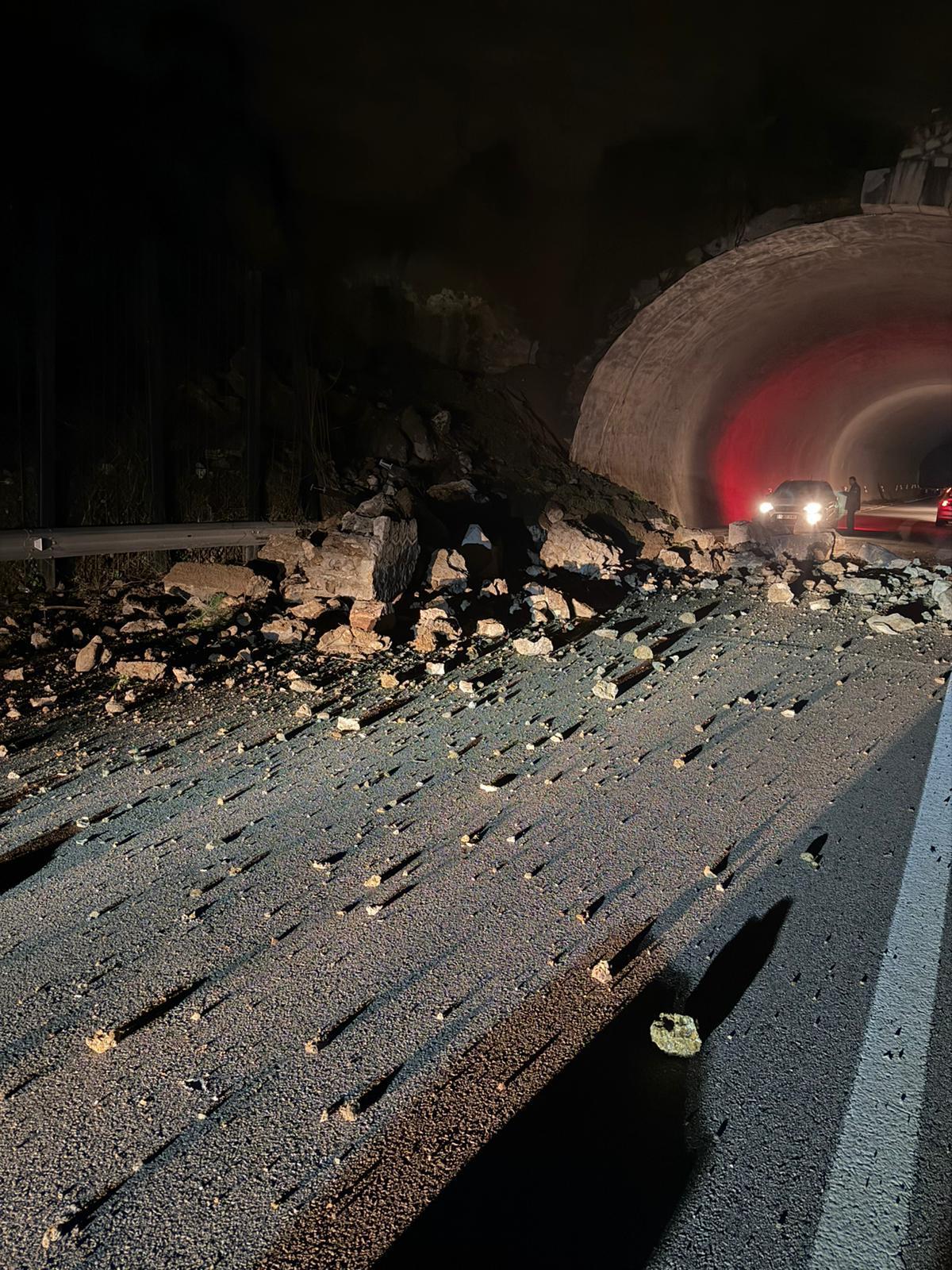 Desprendimiento en el túnel de Casablanca, en la carretera de Pizarra