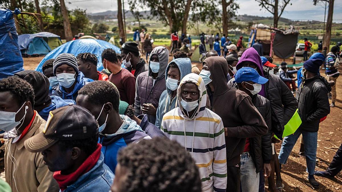 Migrantes en el campamento de Las Raíces.